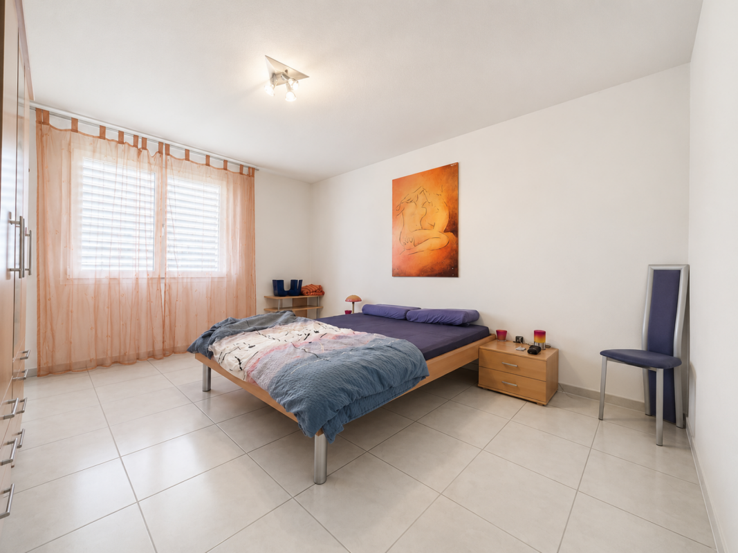Helles Schlafzimmer mit schlichter Einrichtung
