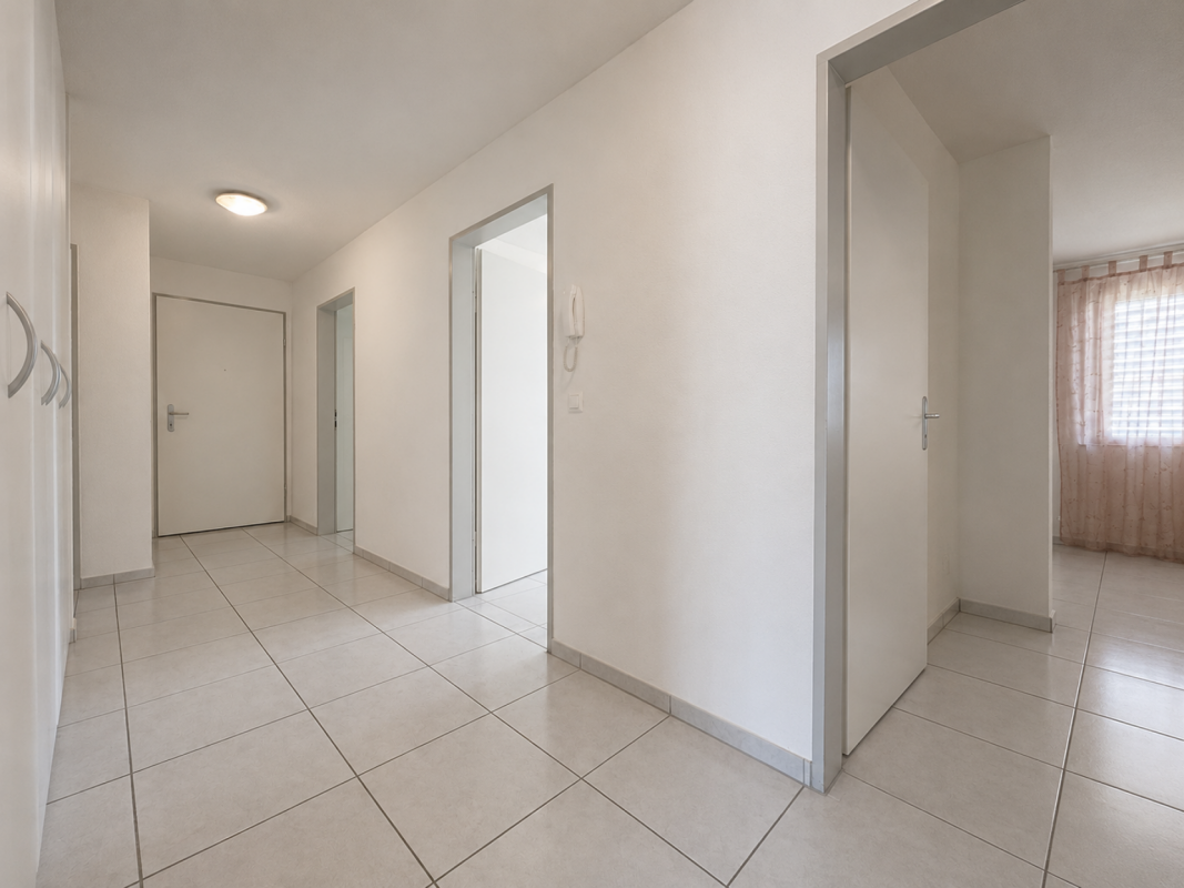 Heller Flur mit mehreren Türen