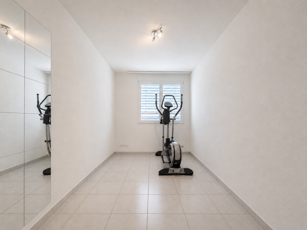 Kleiner Fitnessraum mit Crosstrainer