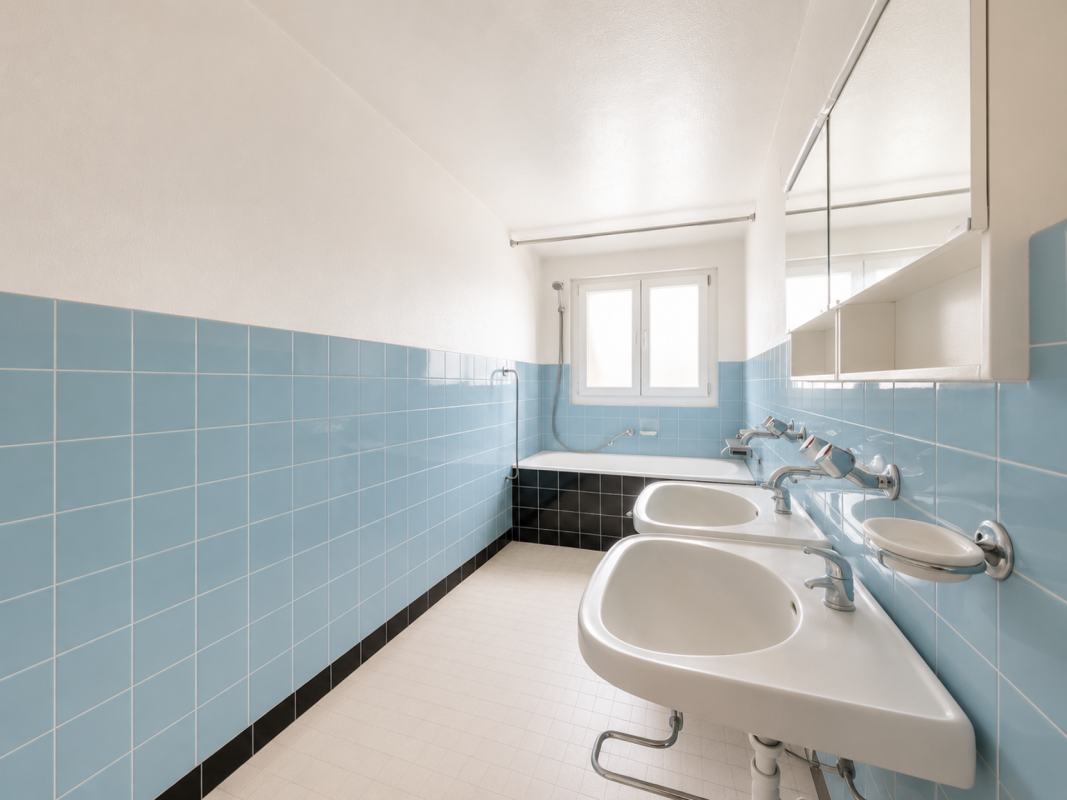 Helles Badezimmer mit Doppelwaschtisch