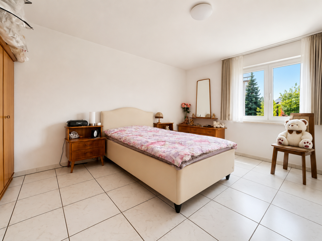 Helles Schlafzimmer mit Fensterfront