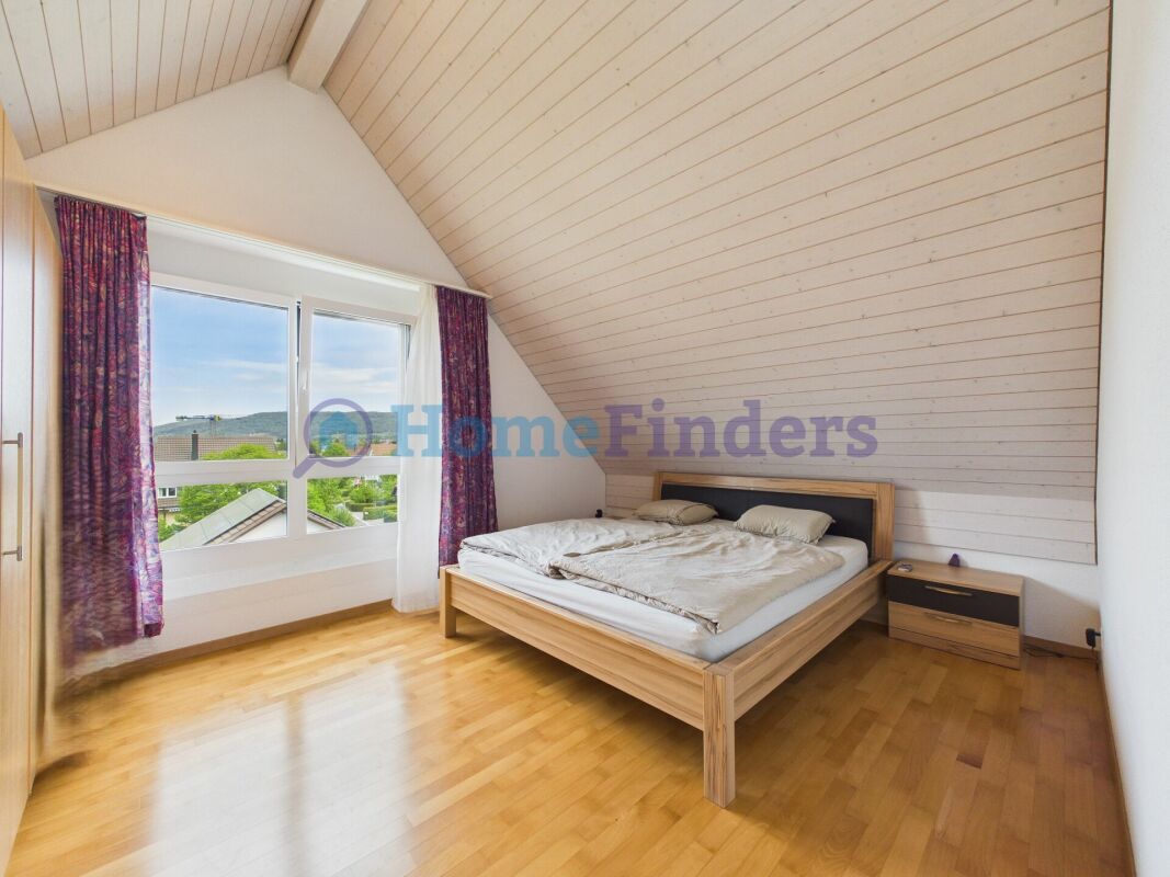 Helles Schlafzimmer im Dachgeschoss