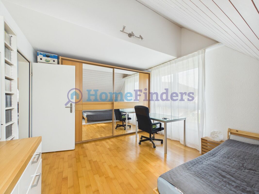 Helles Dachgeschoss-Schlafzimmer mit Arbeitsplatz