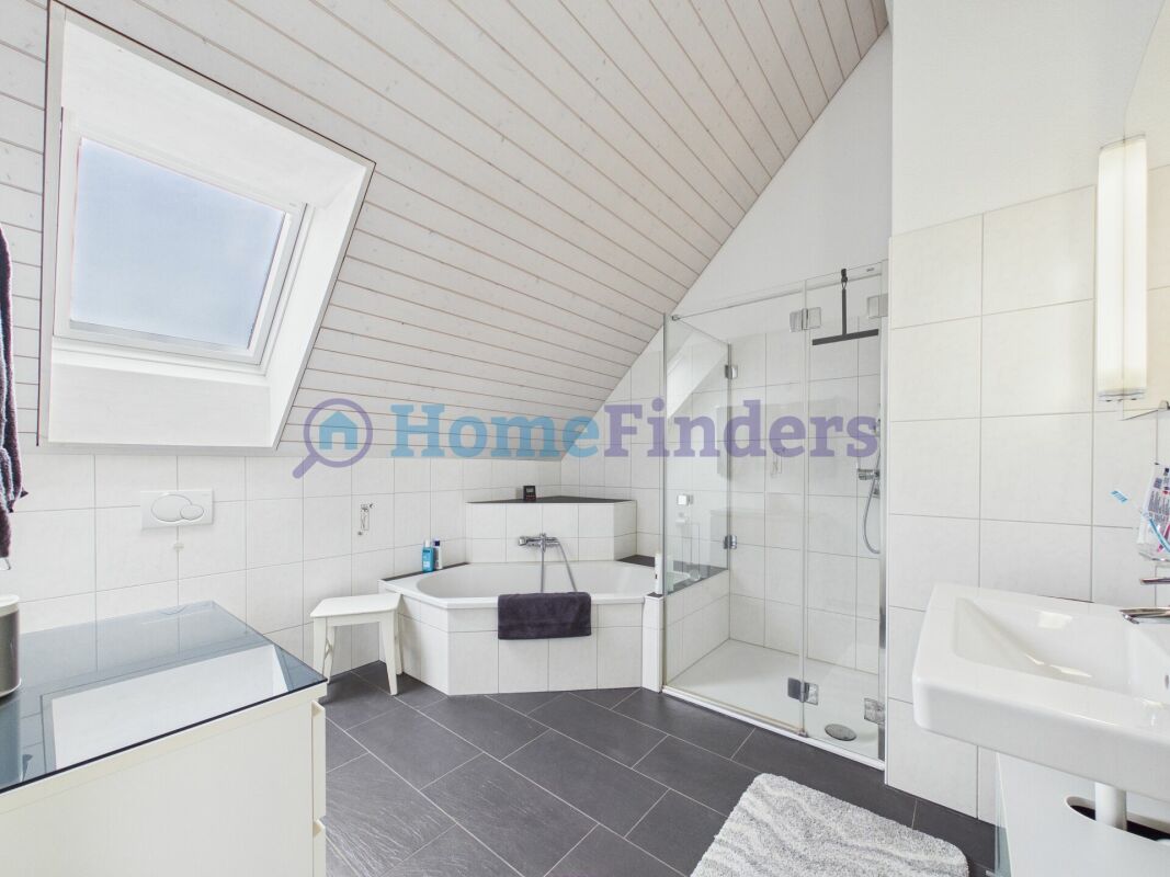 Modernes Badezimmer mit Dachschräge