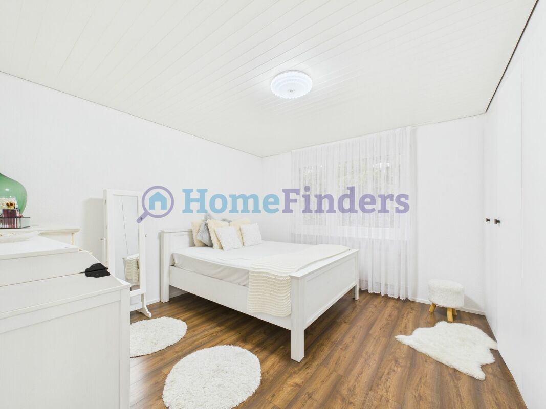 Helles Schlafzimmer mit weißer Einrichtung