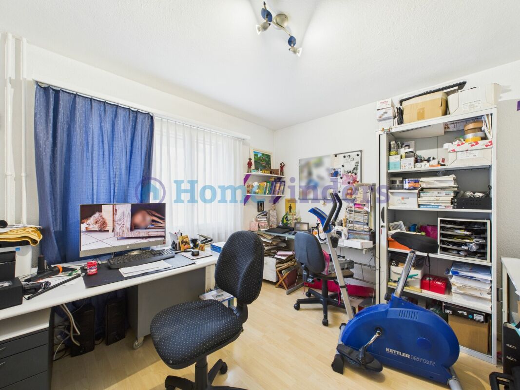 Helles Arbeitszimmer mit Büroausstattung