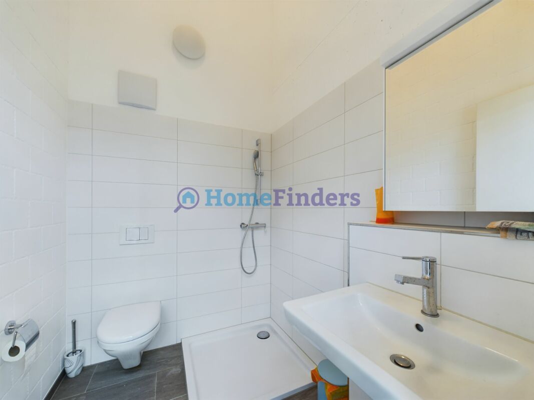 Modernes Bad mit Dusche und Waschtisch