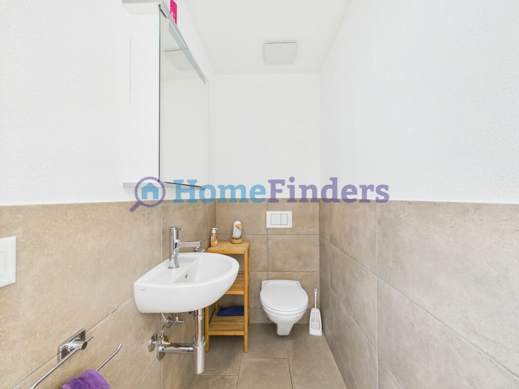 Gäste-WC mit wandhängendem WC und Waschbecken