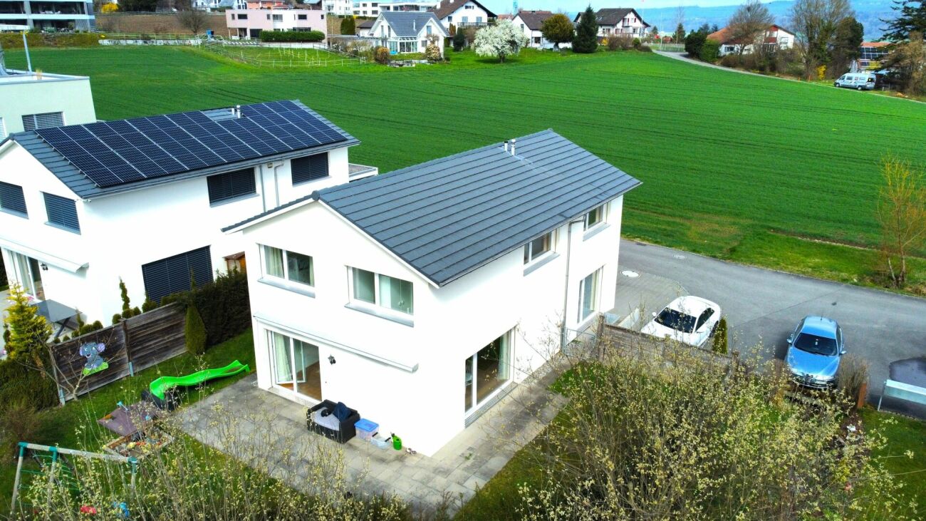 Modernes Einfamilienhaus mit Solardach und Gartenblick