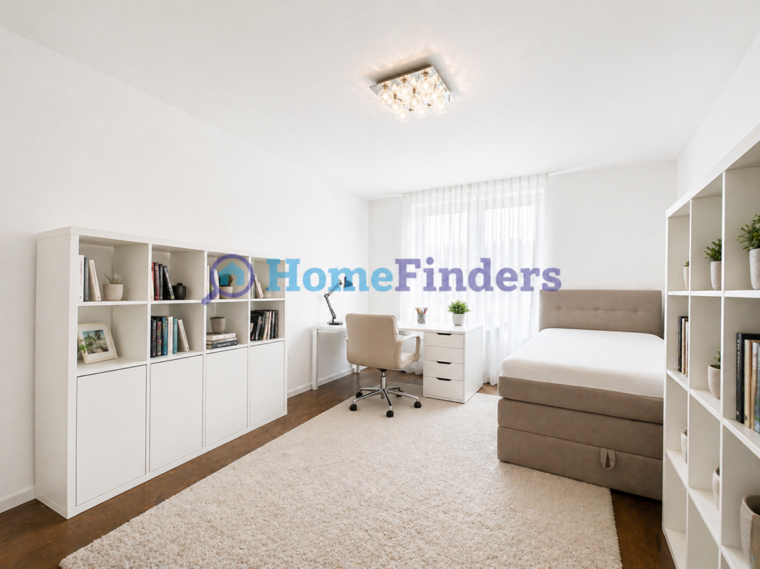 Helles Schlafzimmer mit Arbeitsbereich