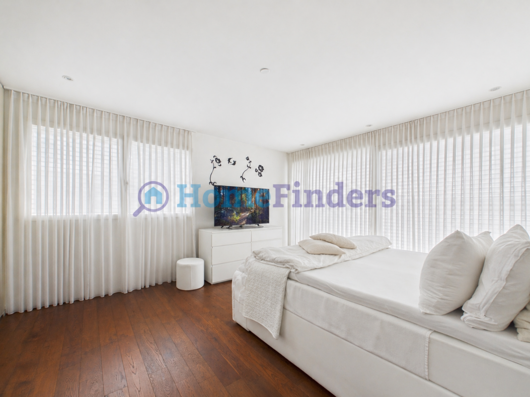 Helles Schlafzimmer mit großen Vorhängen