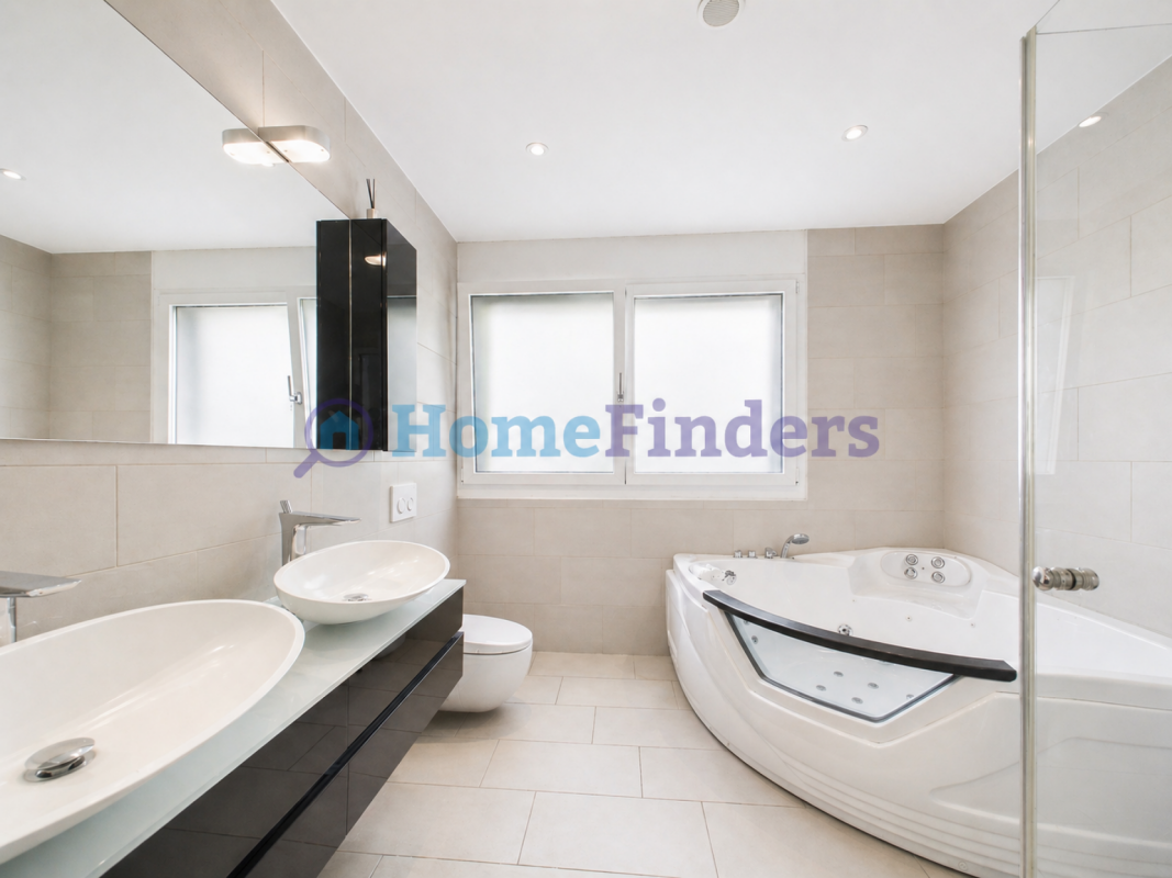 Modernes Badezimmer mit Whirlpool und Doppelwaschtisch