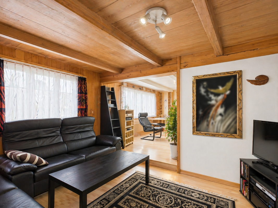 Gemütliches Holz-Wohnzimmer mit Durchgang in einen hellen Arbeitsbereich