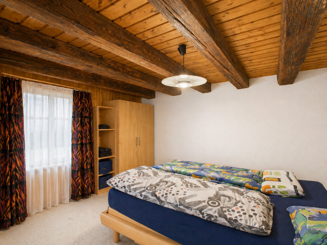 Rustikales Schlafzimmer mit sichtbaren Holzbalken