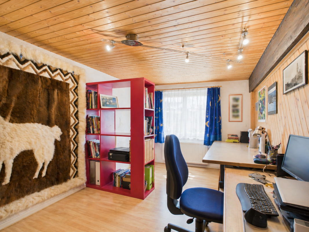 Arbeitszimmer mit rustikalen Holzelementen