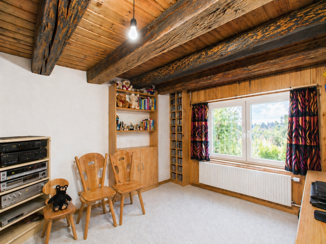 Gemütlicher Holzraum mit Regalen und Fenster