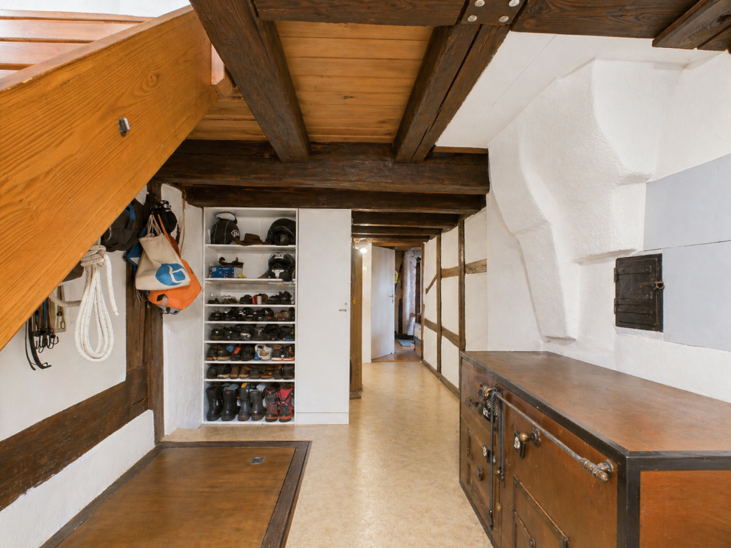 Rustikaler Flur mit Holzbalken