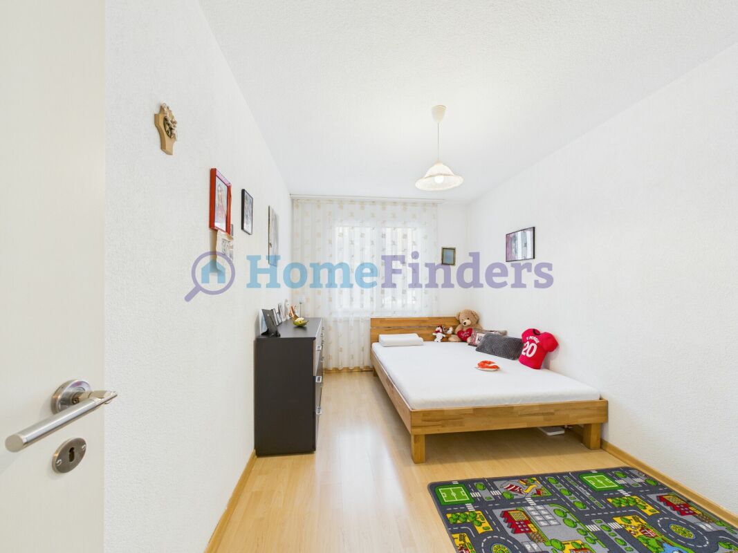 Helles Kinderzimmer mit Einzelbett