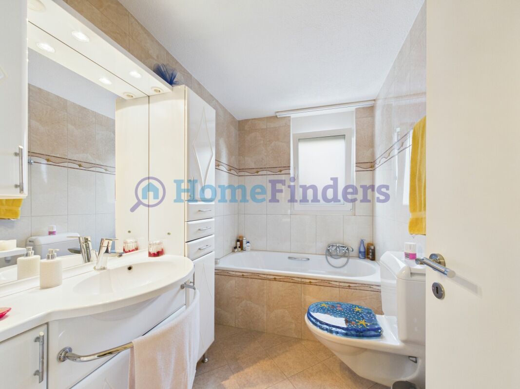 Helles Badezimmer mit Wanne und Waschtisch