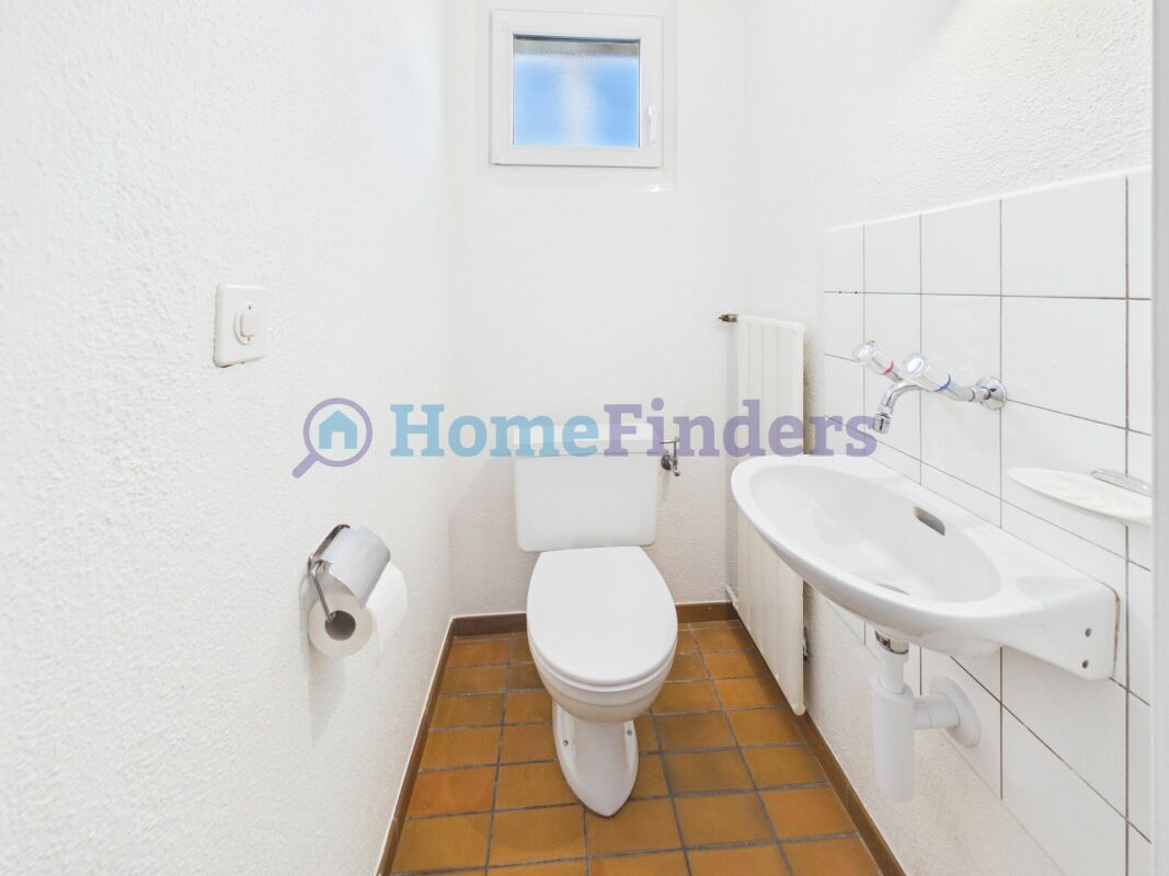 Kleines Gäste-WC mit Waschbecken und Toilette
