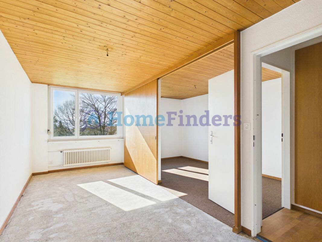 Heller leerer Raum mit Holzdecke