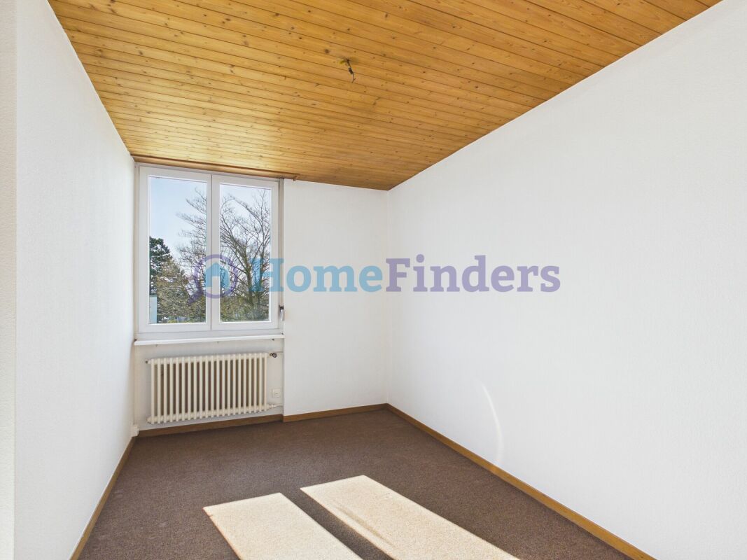 Kleines, helles Zimmer mit Holzdecke