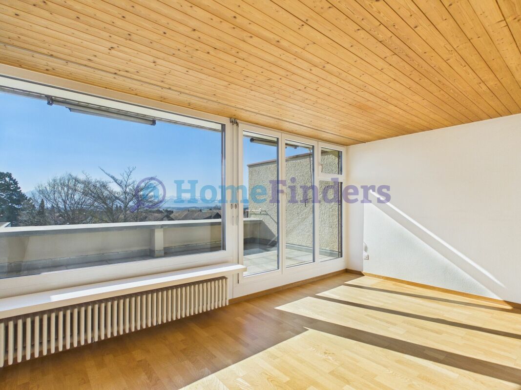 Heller Raum mit Balkon und Holzdecke