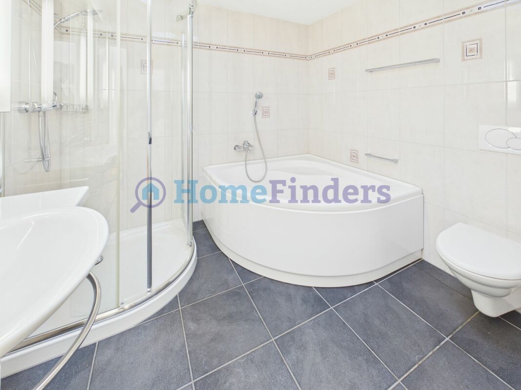 Badezimmer mit Eckbadewanne und Dusche