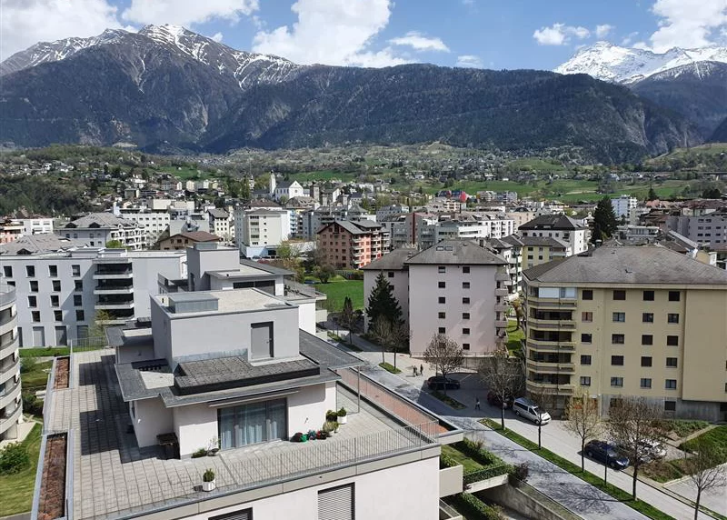 Stadtpanorama mit Bergkulisse