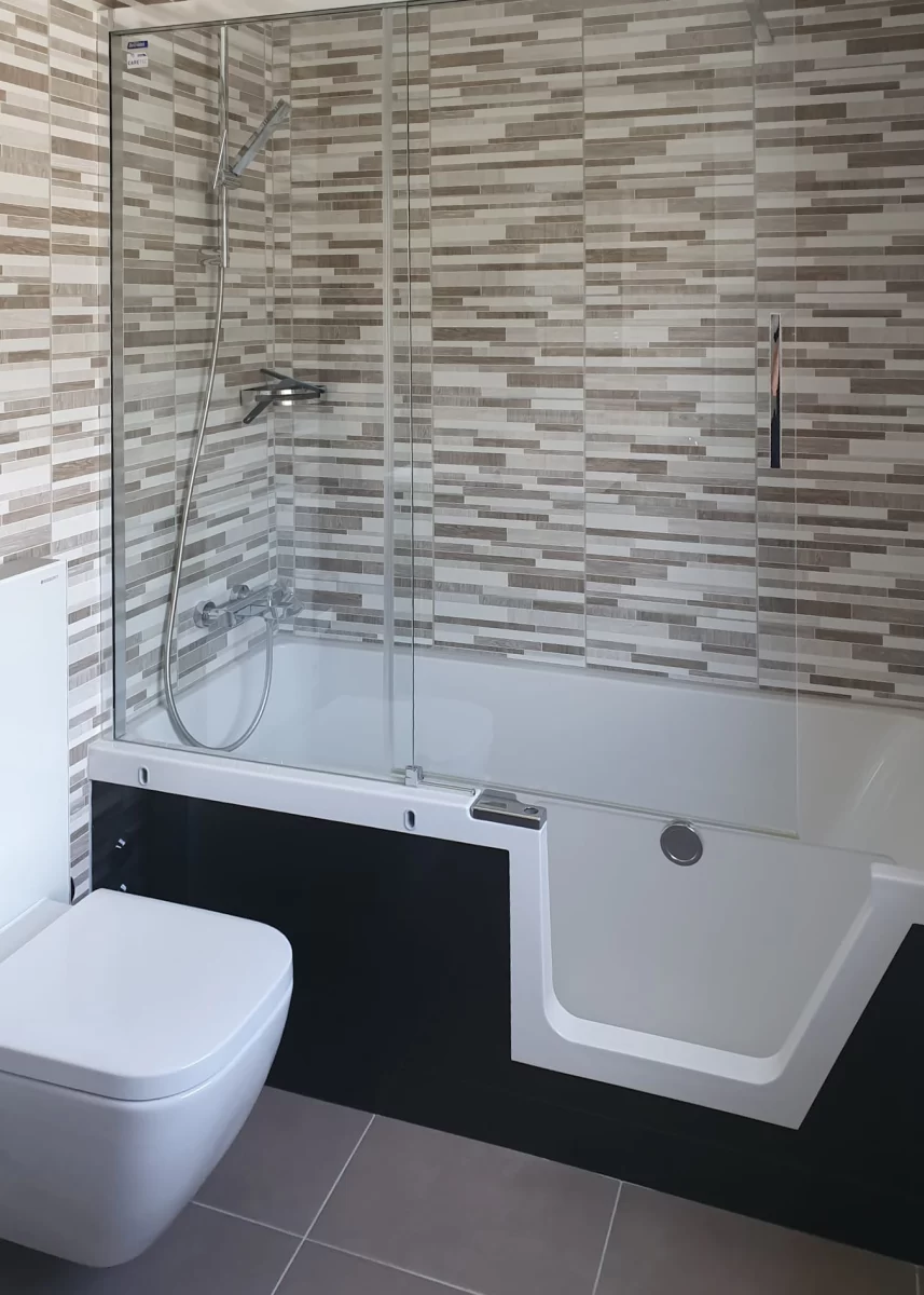 Modernes Bad mit Wanne und Duschbereich