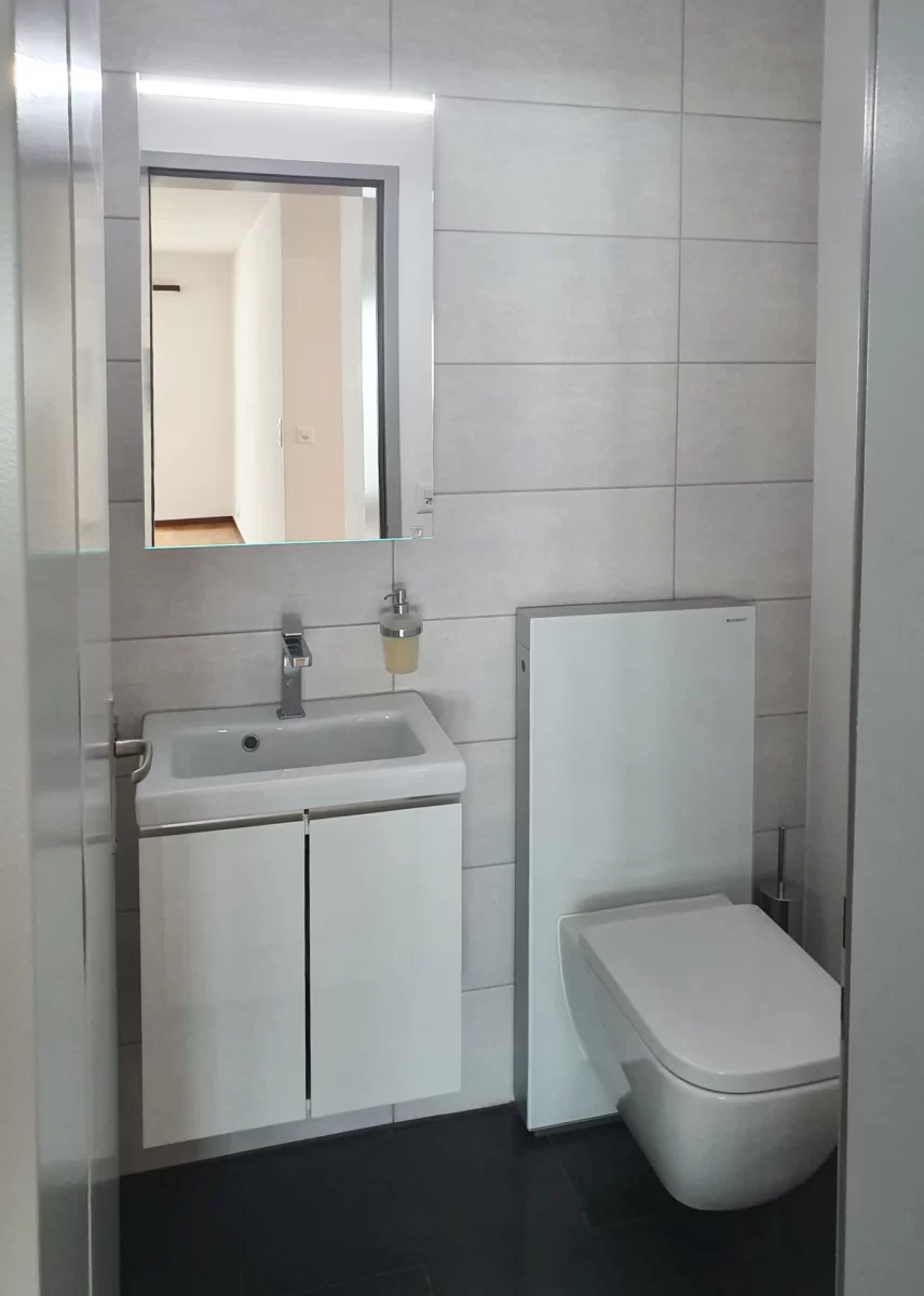 Modernes Gäste-WC mit Waschtisch und wandhängendem WC