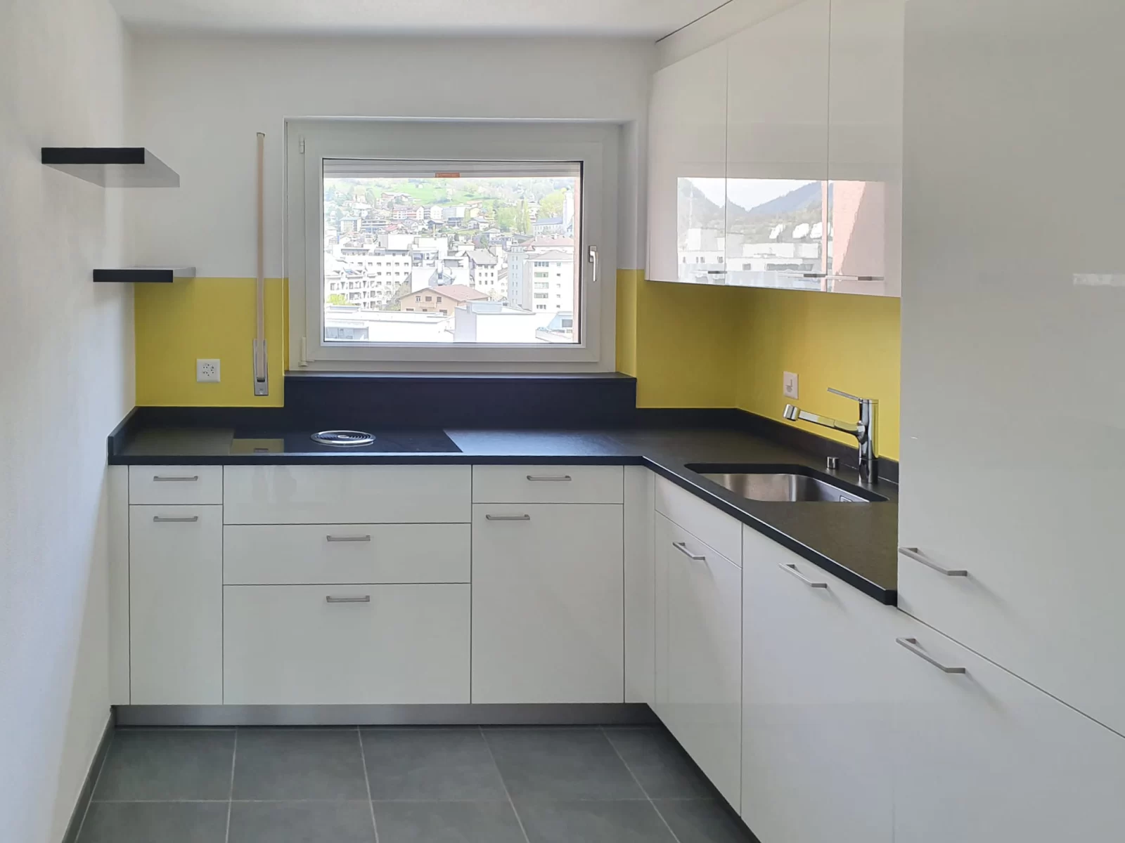 Moderne Küche mit Stadtblick