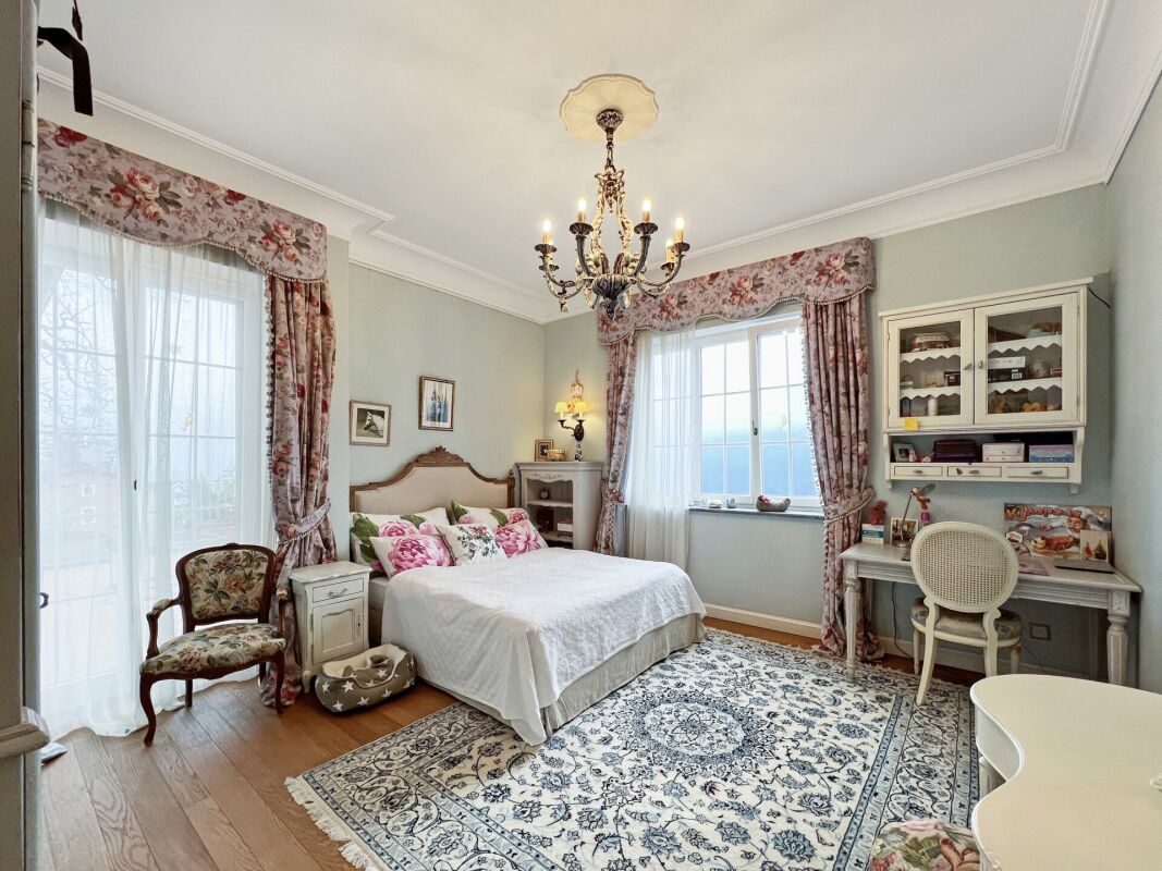 Romantisches Schlafzimmer mit Vintage-Ausstattung