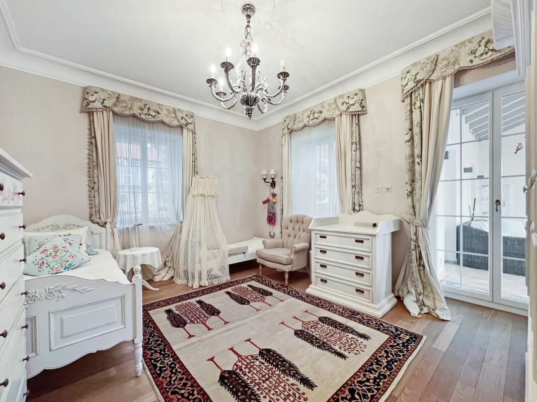 Klassisches, helles Schlafzimmer
