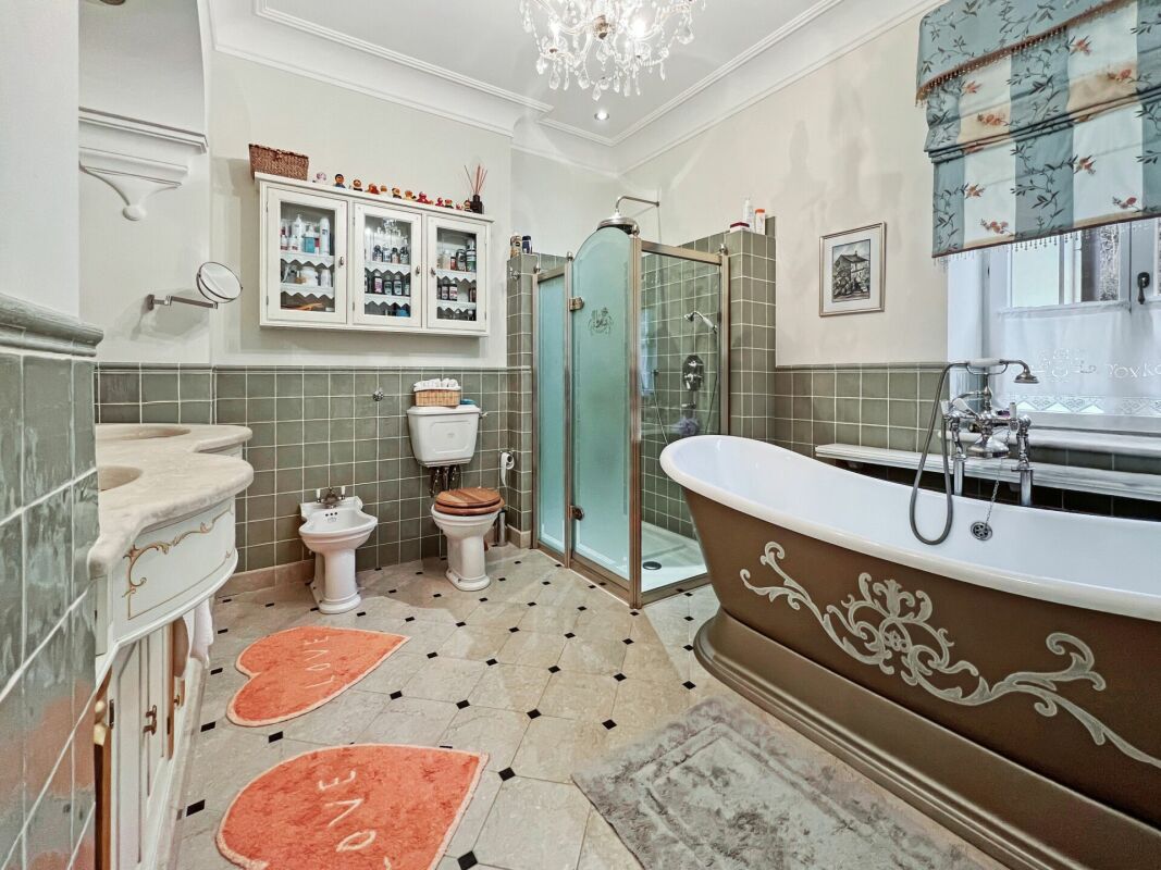 Klassisches Badezimmer mit freistehender Badewanne