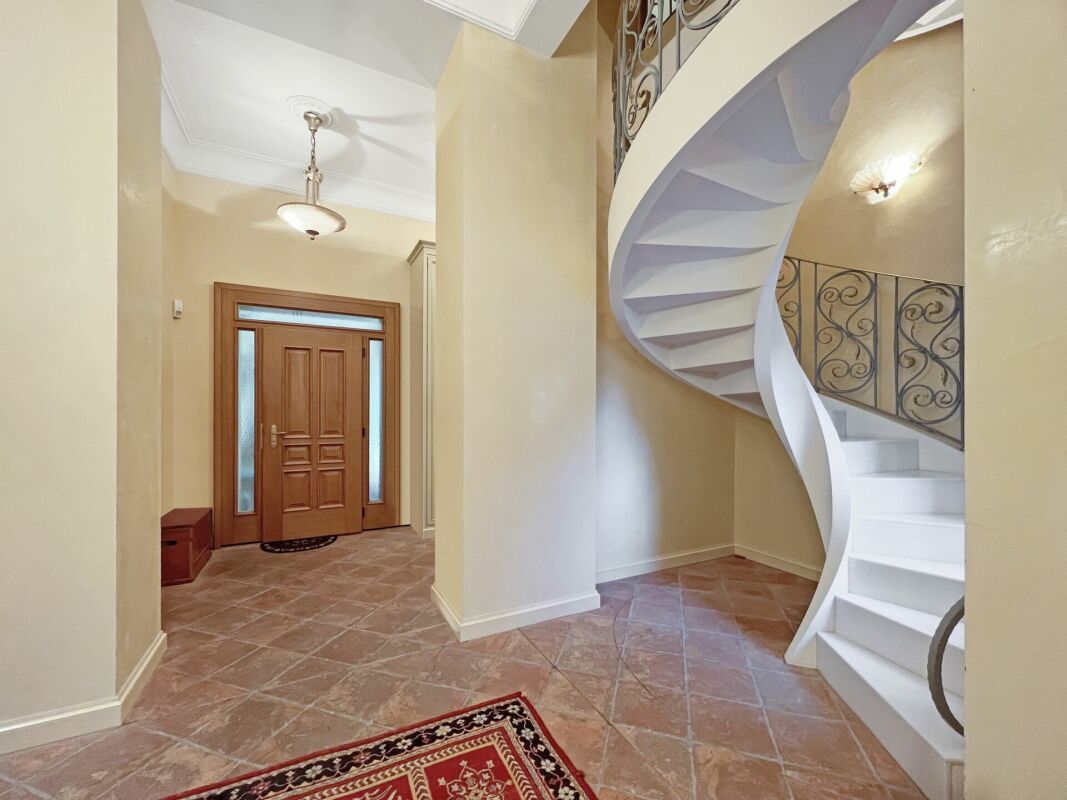 Eleganter Eingangsbereich mit Wendeltreppe