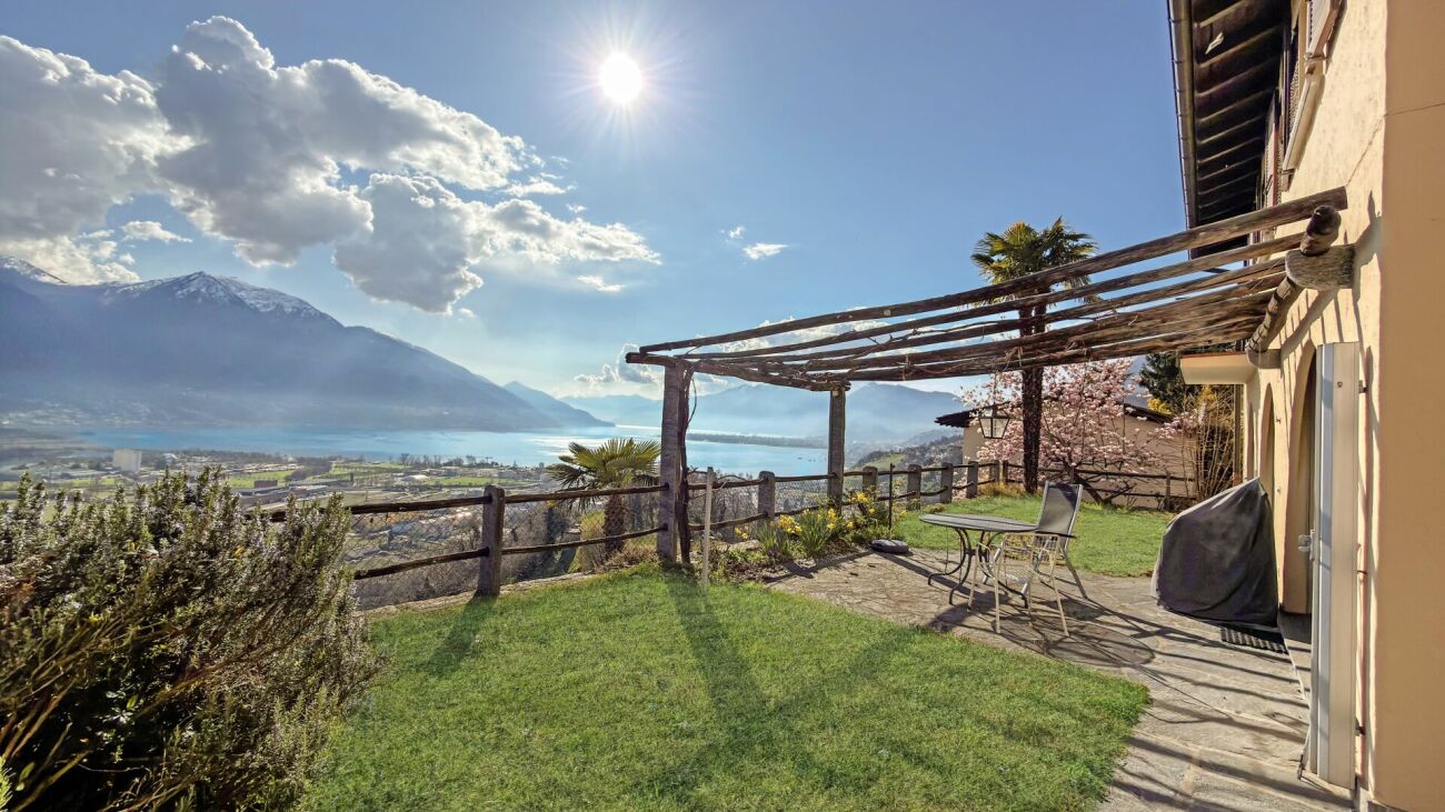 Terrasse mit Seeblick und Bergpanorama