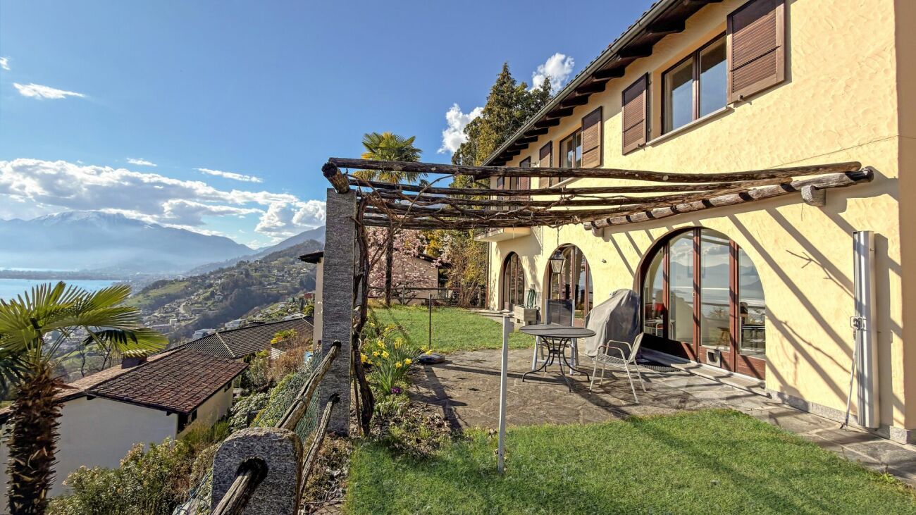 Seeterrasse mit Haus und Pergola