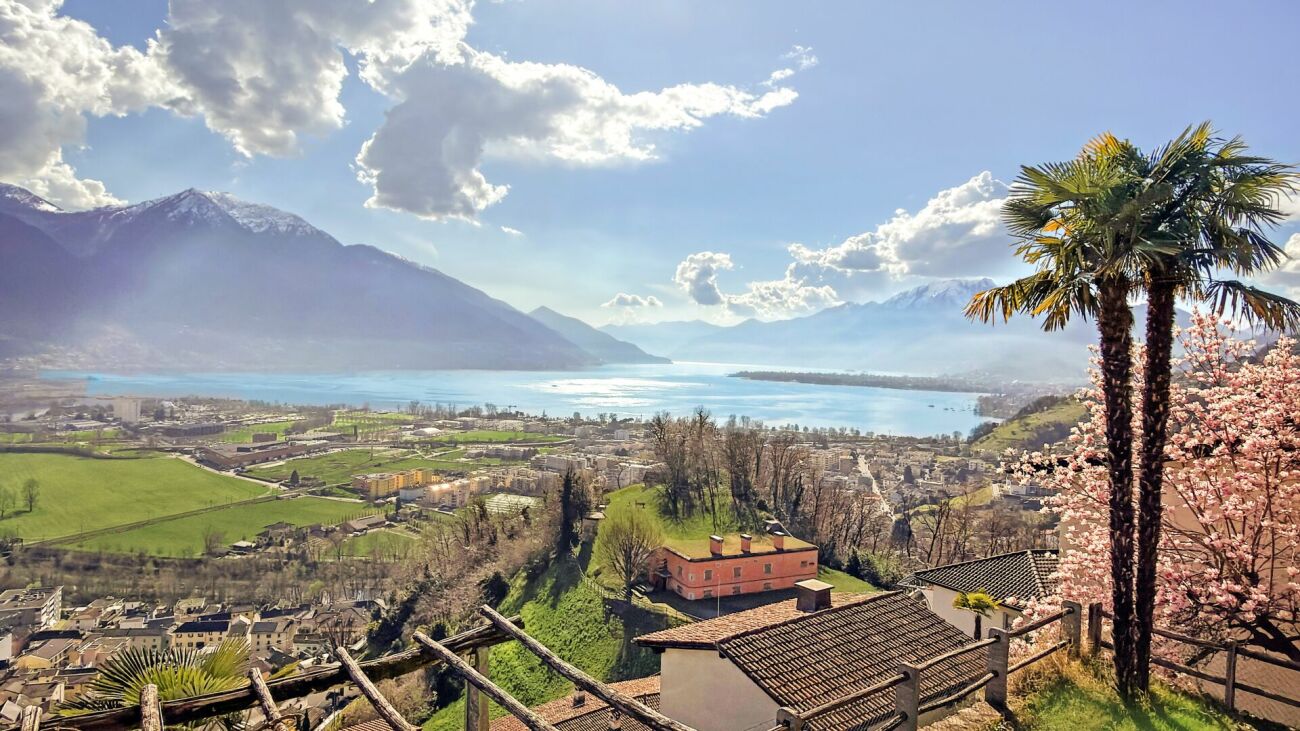 Panoramablick über See und Berge