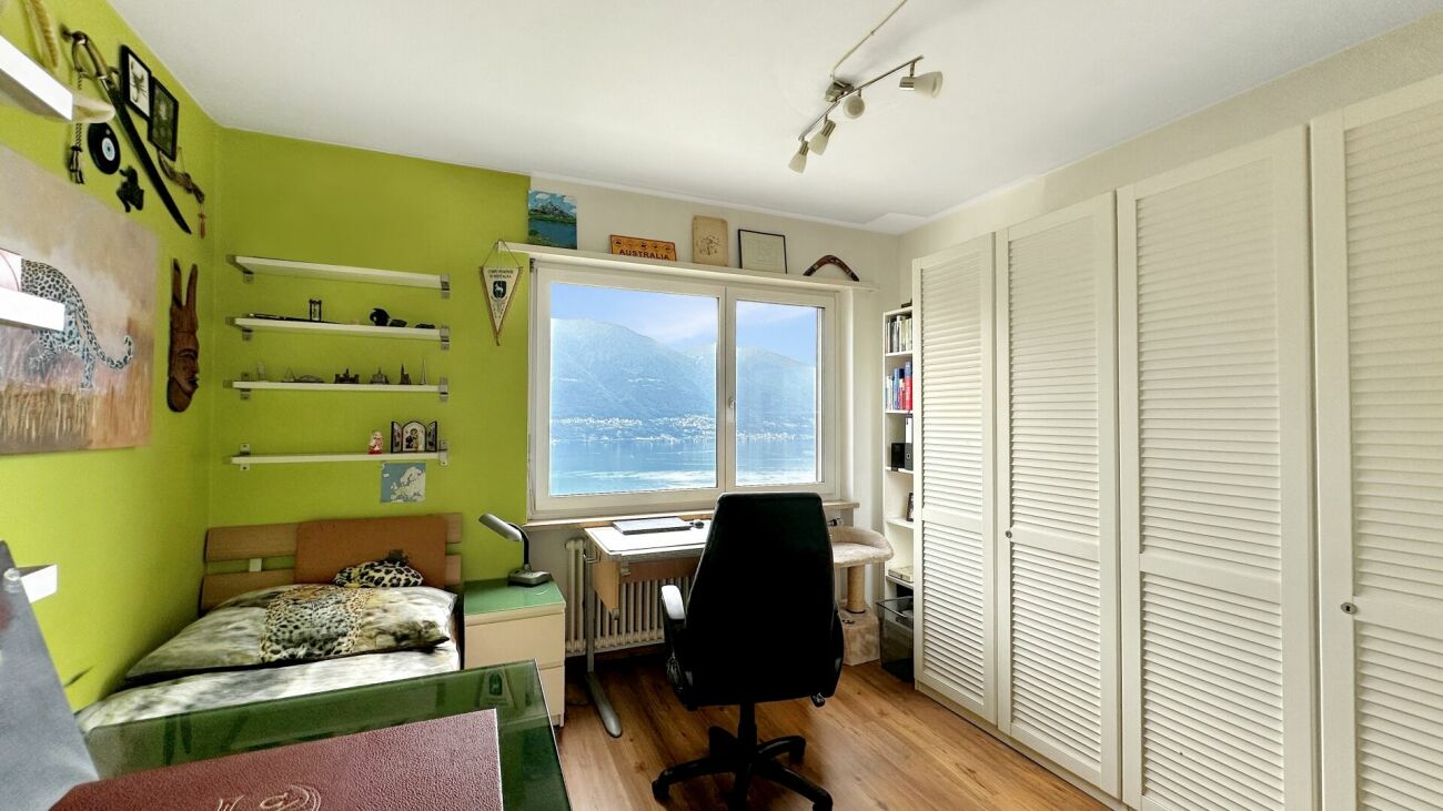Buntes Schlafzimmer mit Arbeitsplatz