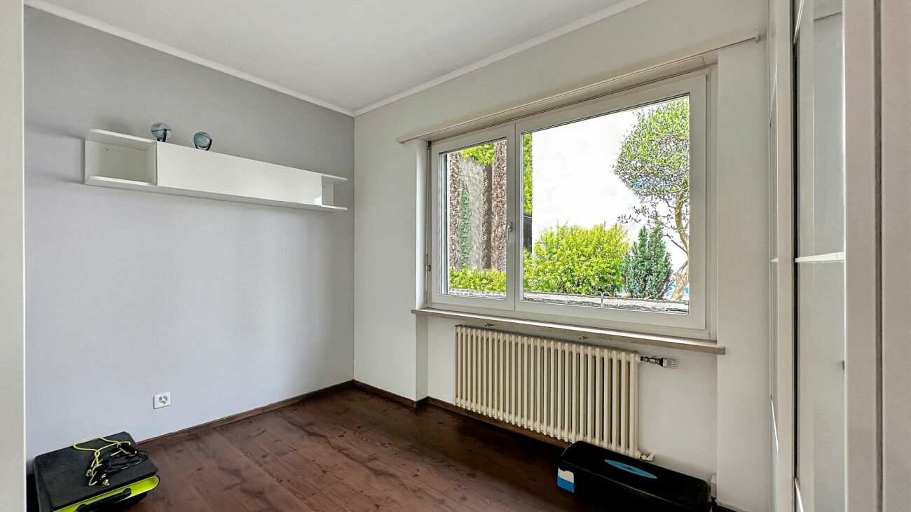 Helles Zimmer mit Fenster und Heizkörper