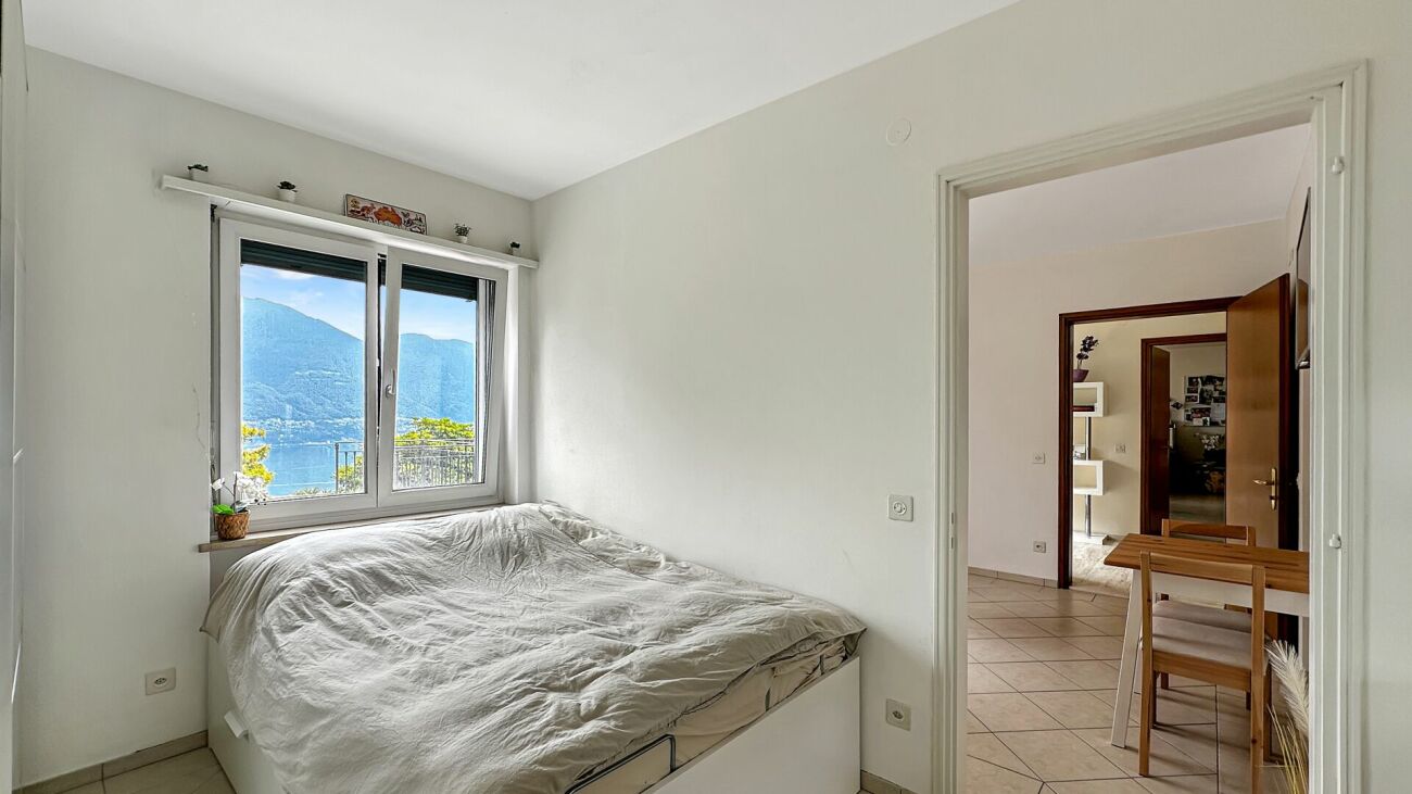 Kleines Schlafzimmer mit Seeblick