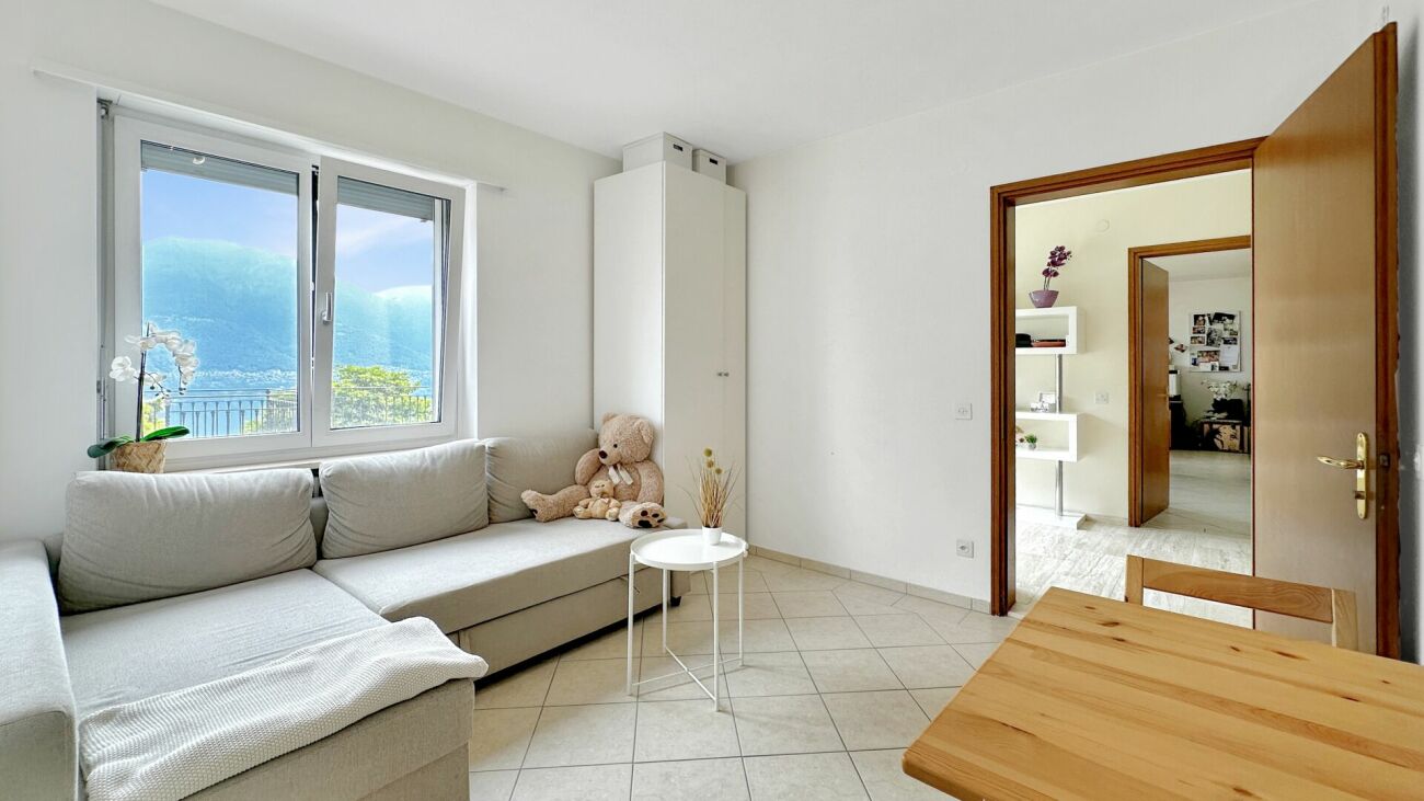 Helles Wohn- oder Esszimmer mit Bergblick