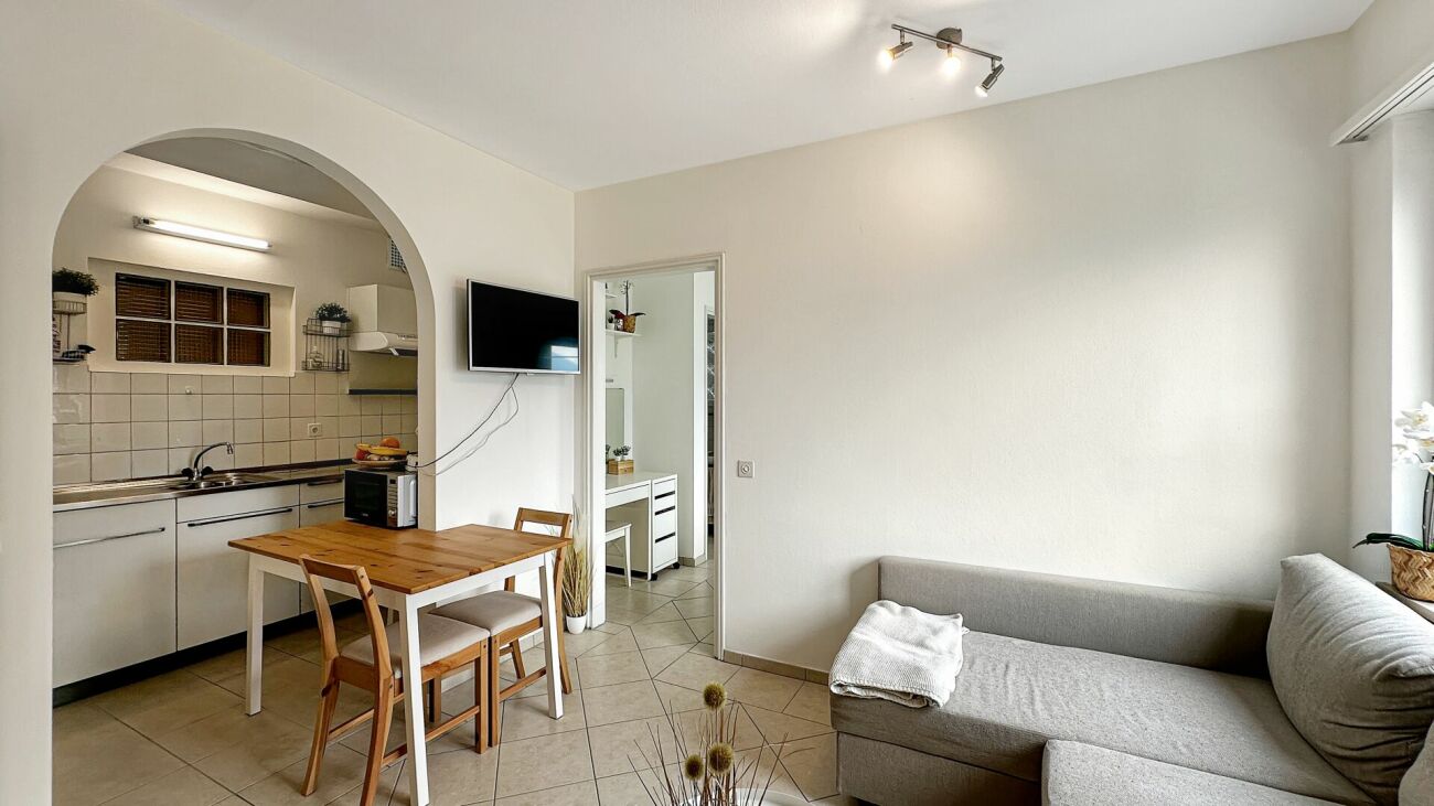 Wohnzimmer mit offener Küchenzeile