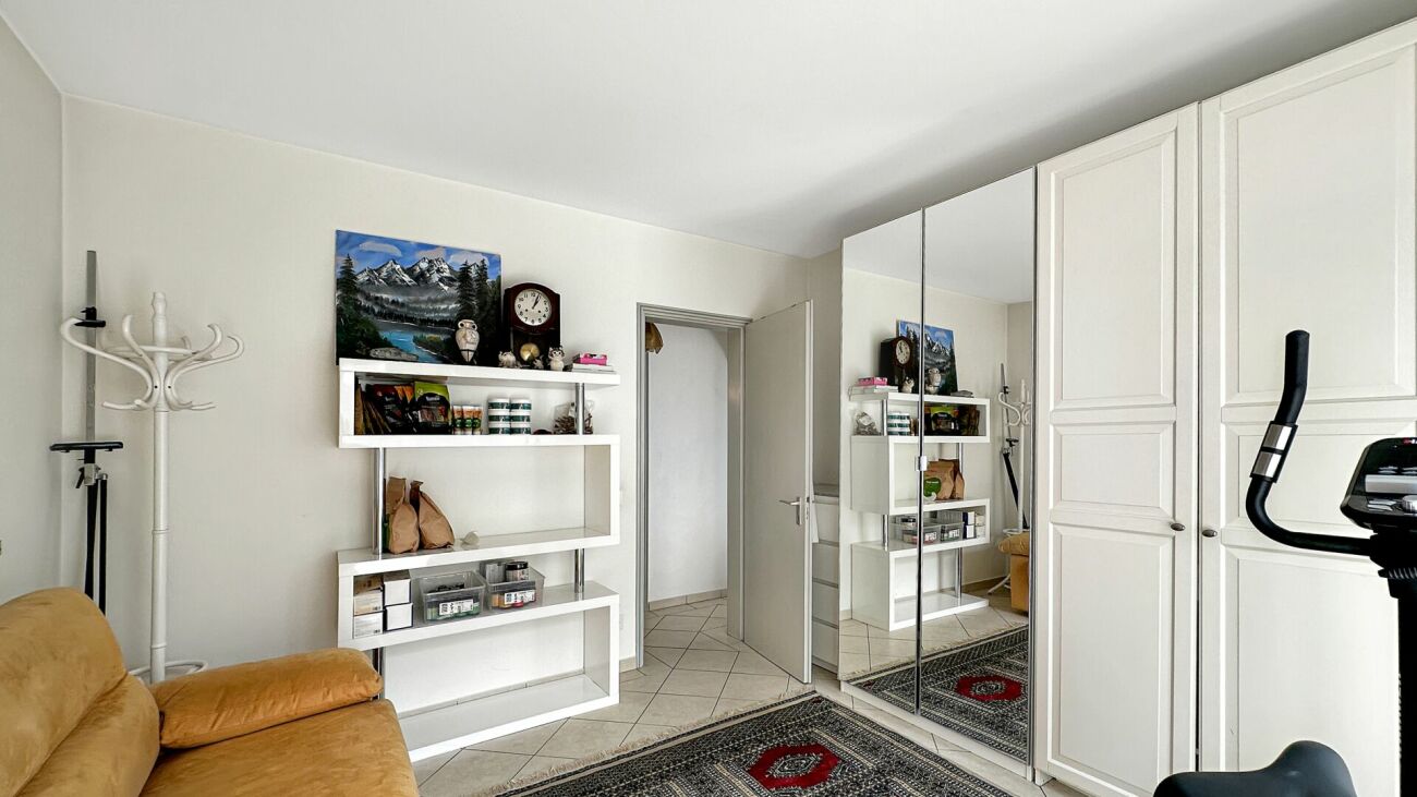 Innenraum mit Garderobe und Schrankwand