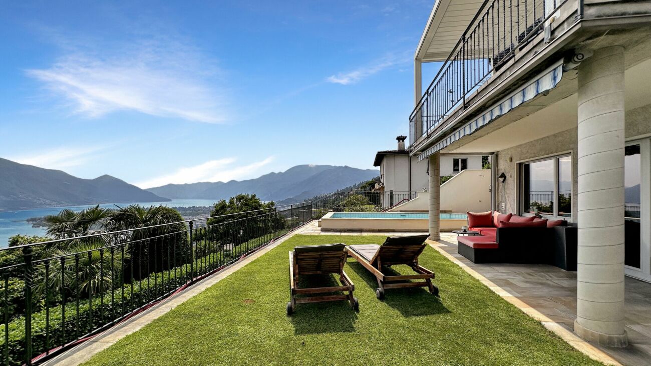 Seeblick-Terrasse mit Pool