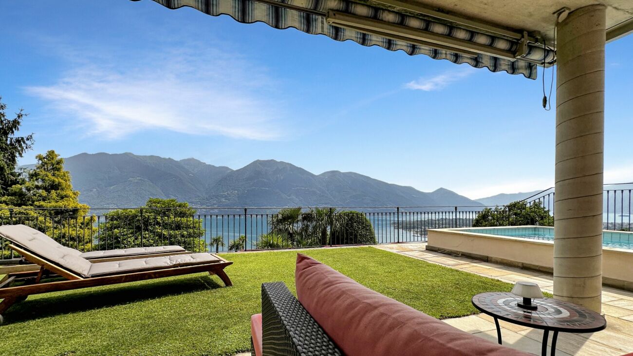 Terrasse mit Pool und Bergblick