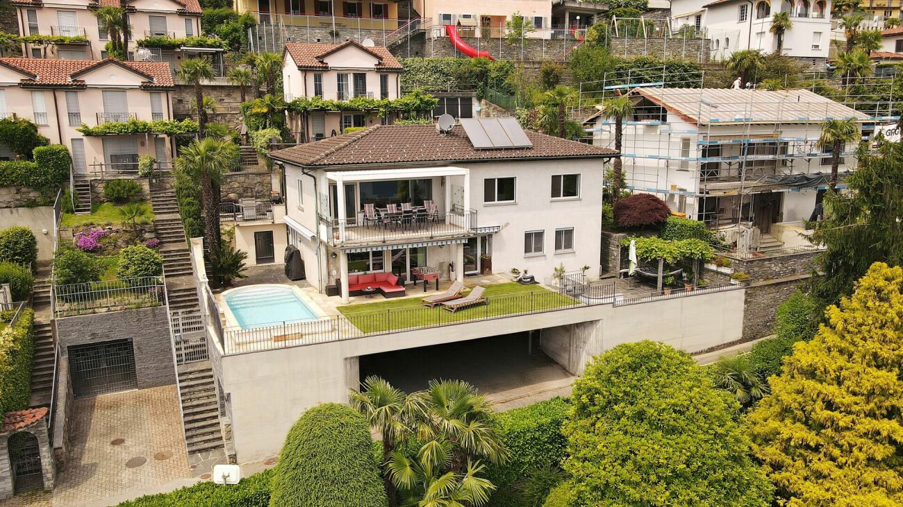 Villa mit Pool und Garten auf Hanggrundstück