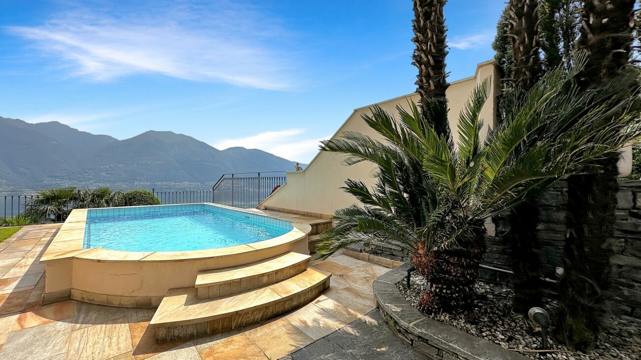 Poolterrasse mit Bergblick