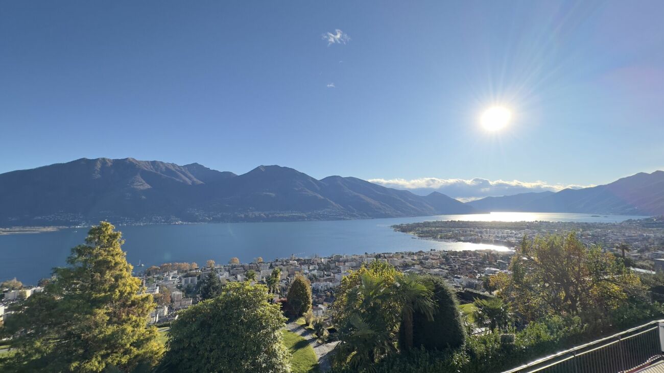 Panoramablick über See und Berge